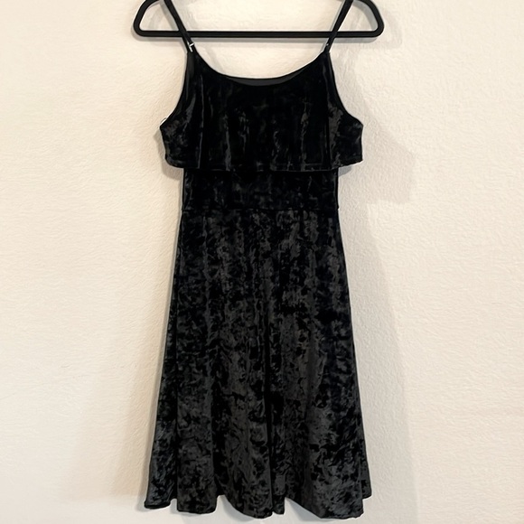 Who What Wear Women’s Midi Dress Small Black Crushed Velvet Ruffle Whimsigoth - Picture 6 of 15